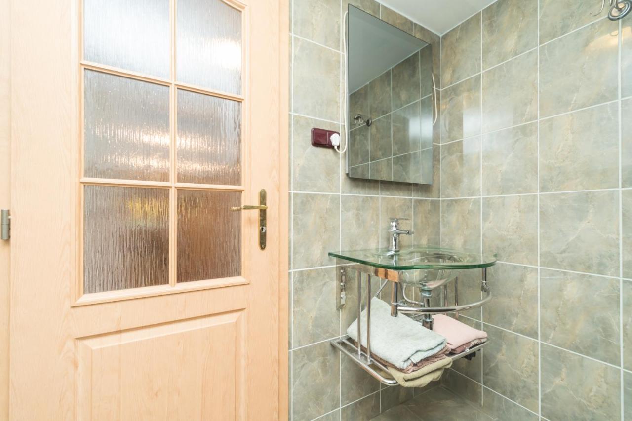 Budyne Apartment Budyne nad Ohri ภายนอก รูปภาพ